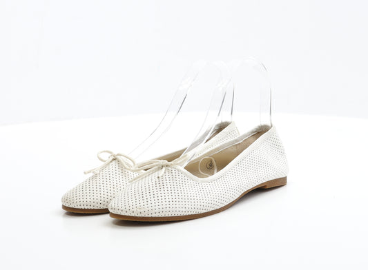 Preworn Womens White Faux Leather Ballet Flat UK 3 EUR 36