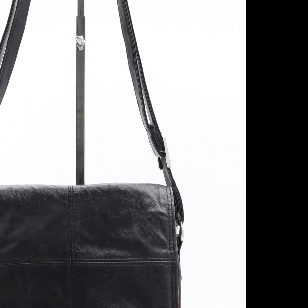 Preworn Womens Black Leather Saddle Bag Size Small