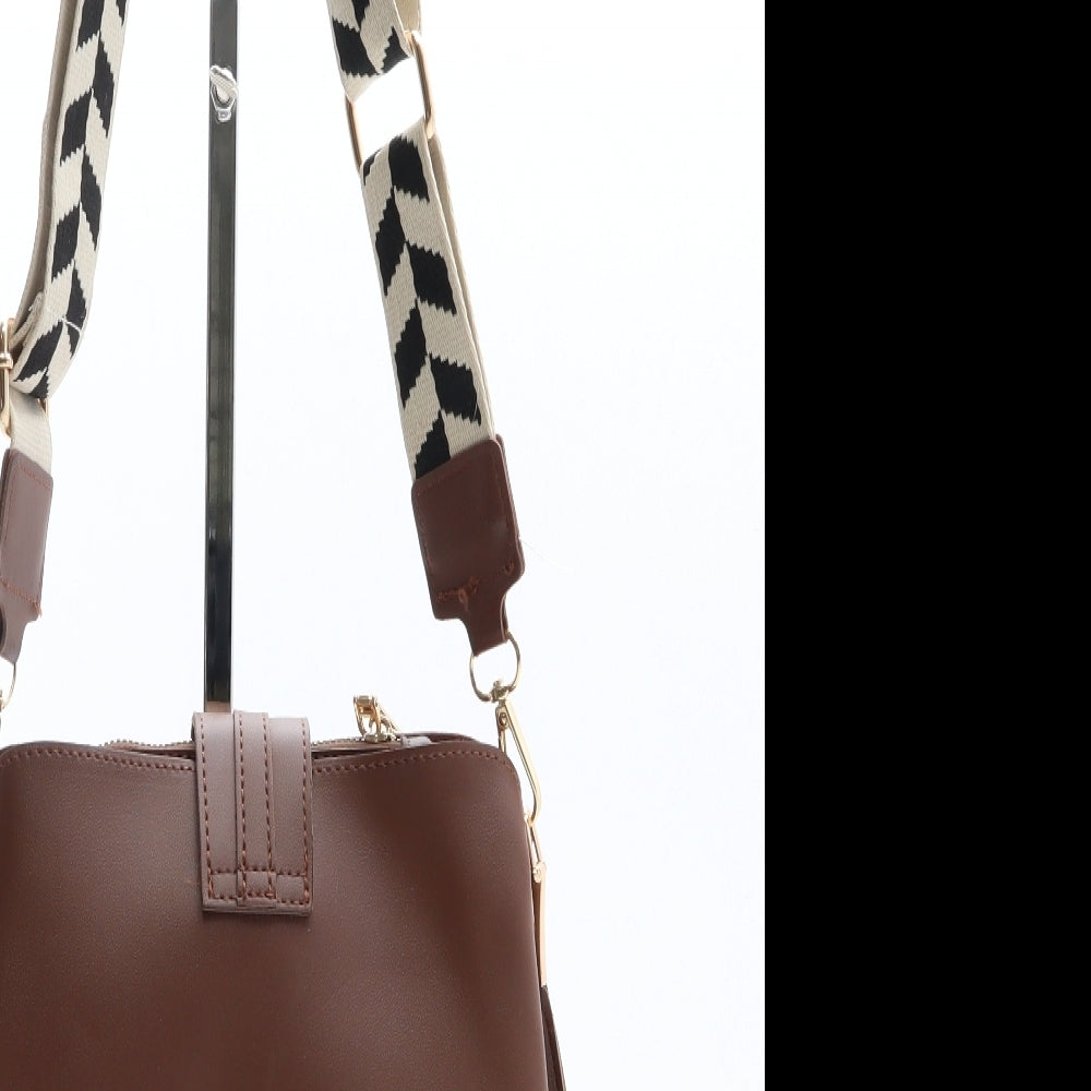 Preworn Womens Brown Polyethylene Saddle Bag Size Small