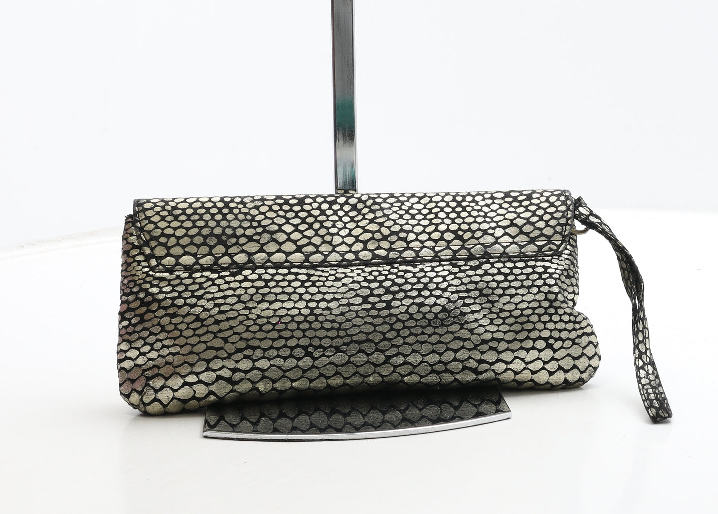 Preworn Womens Gold Geometric Polyester Clutch Size Small