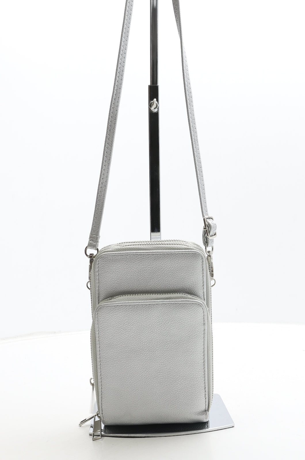 Preworn Womens Silver Polyurethane Crossbody Size Small