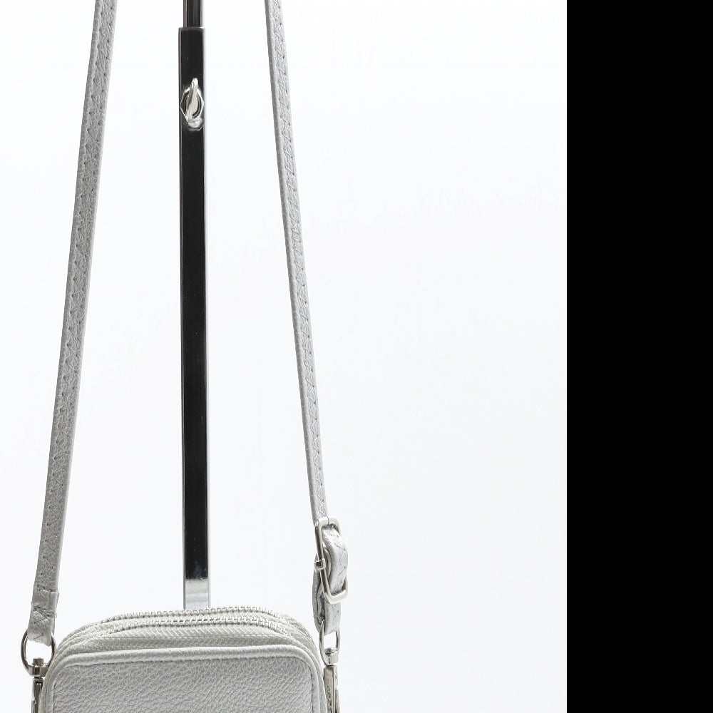 Preworn Womens Silver Polyurethane Crossbody Size Small