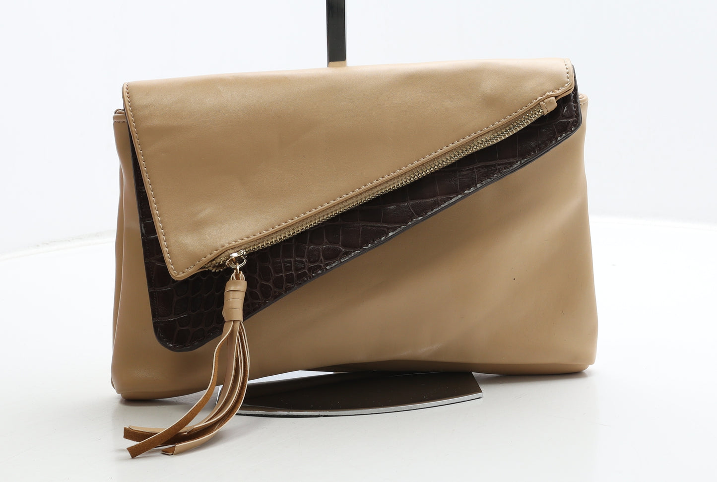 Preworn Womens Beige Polyurethane Clutch Size Small - Croc Texture