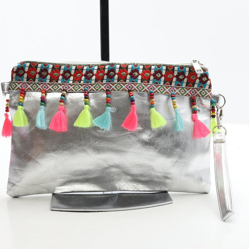 Preworn Womens Silver Geometric Polyurethane Clutch Size Small