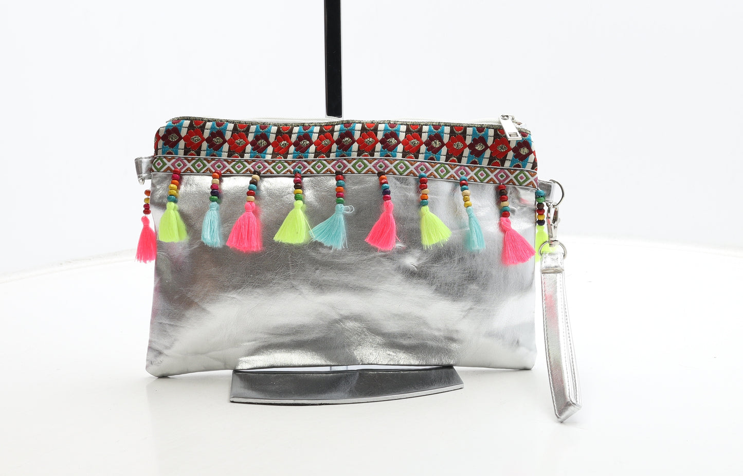 Preworn Womens Silver Geometric Polyurethane Clutch Size Small