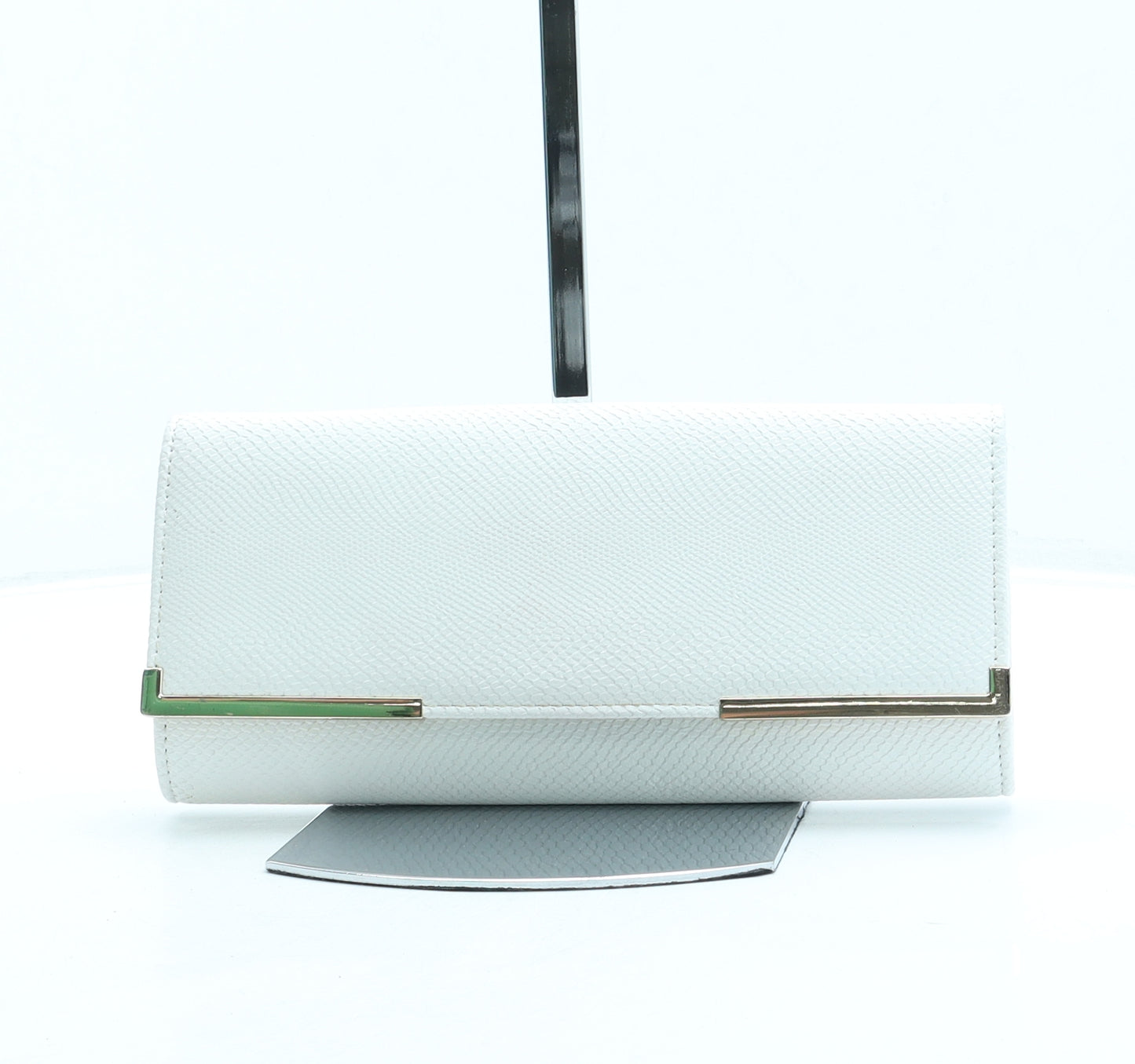 Preworn Womens White Leather Clutch Size Small