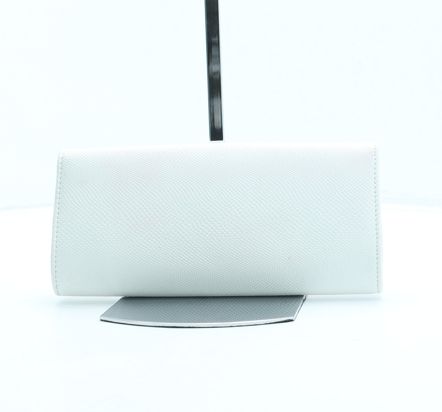 Preworn Womens White Leather Clutch Size Small