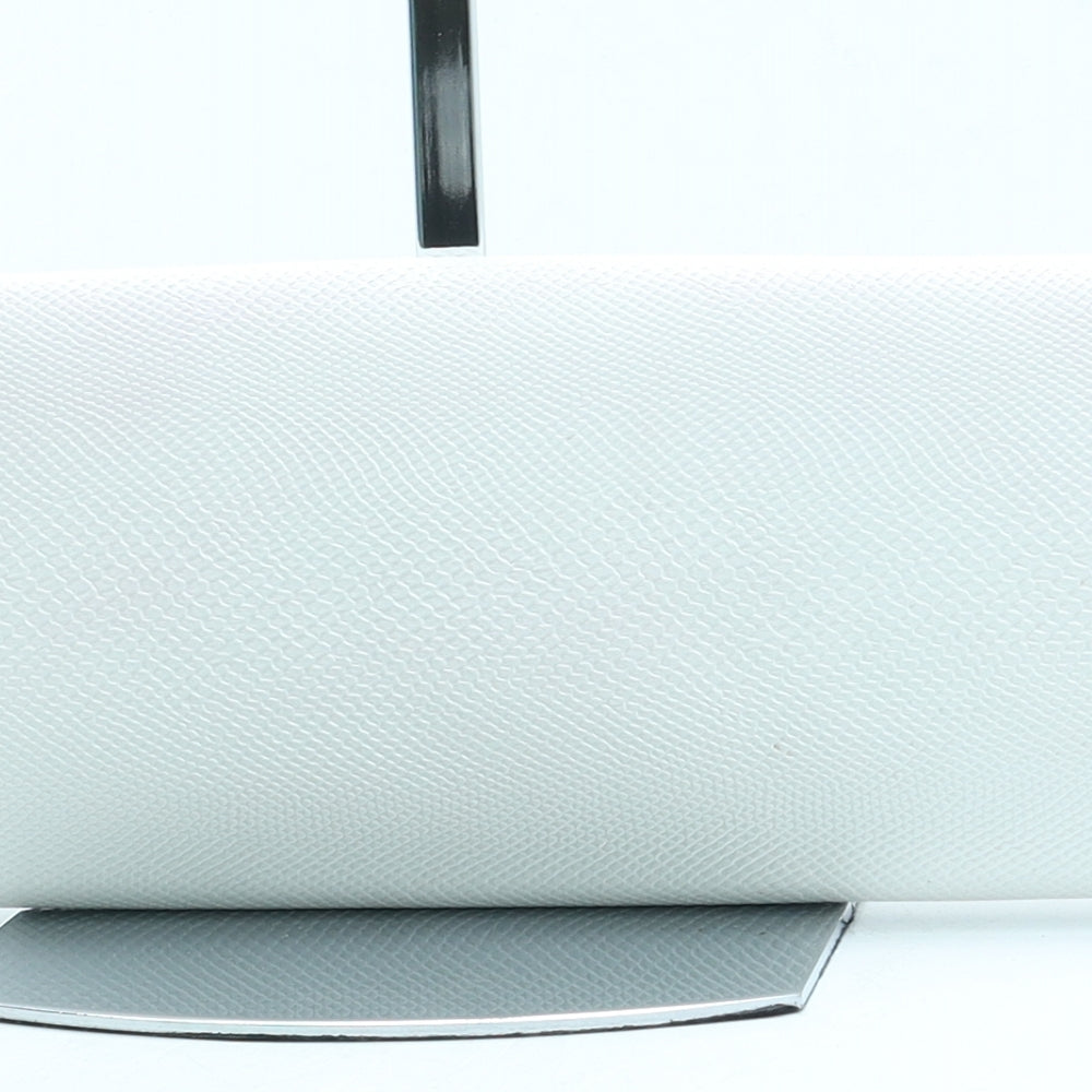 Preworn Womens White Leather Clutch Size Small