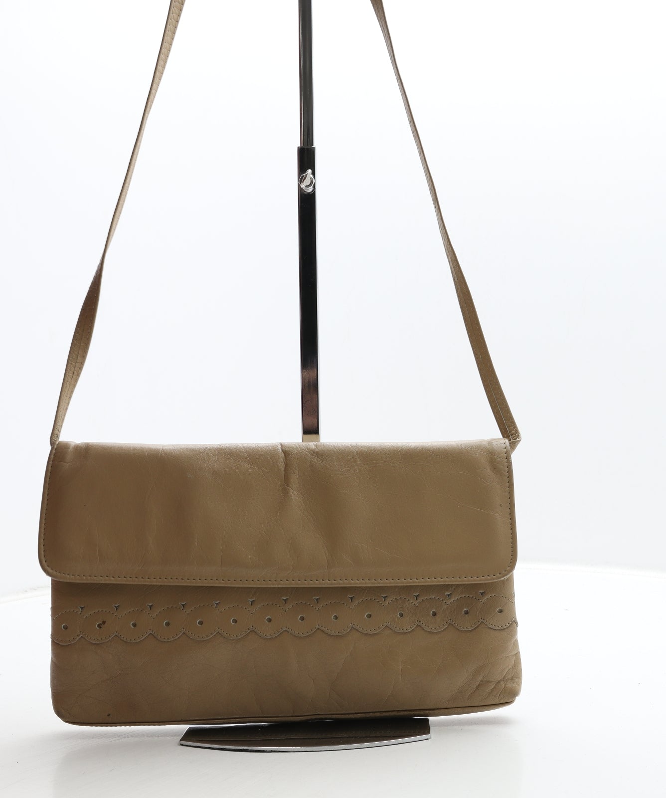 Preworn Womens Beige Polyurethane Crossbody Size Medium