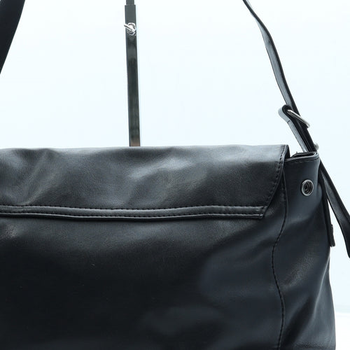 Preworn Womens Black Leather Crossbody Size Medium