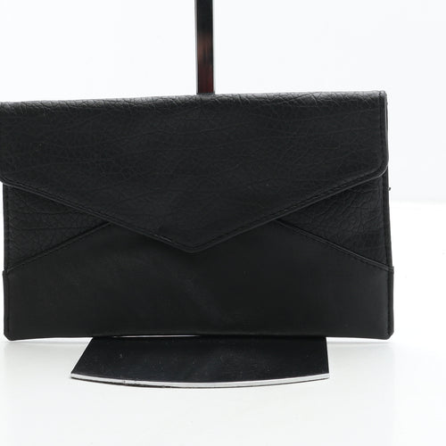 Preworn Womens Black Polyurethane Clutch Size Small