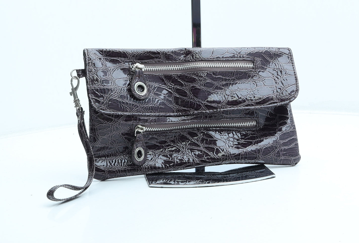 Preworn Womens Purple Polyurethane Clutch Size Small