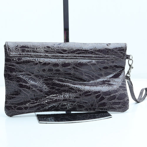 Preworn Womens Purple Polyurethane Clutch Size Small