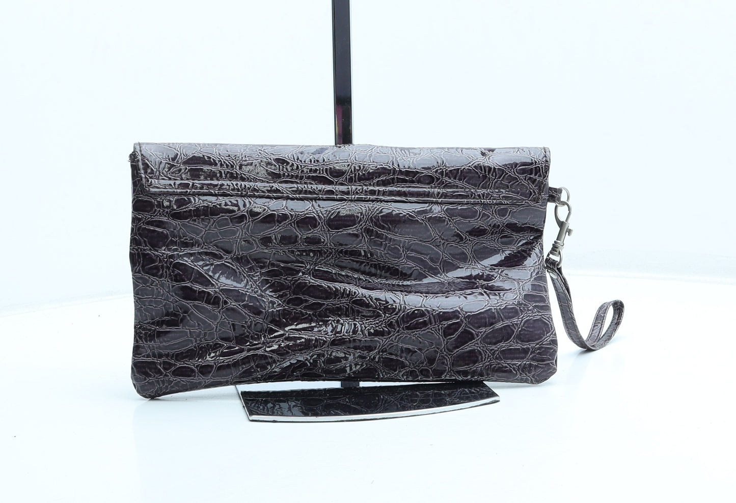 Preworn Womens Purple Polyurethane Clutch Size Small