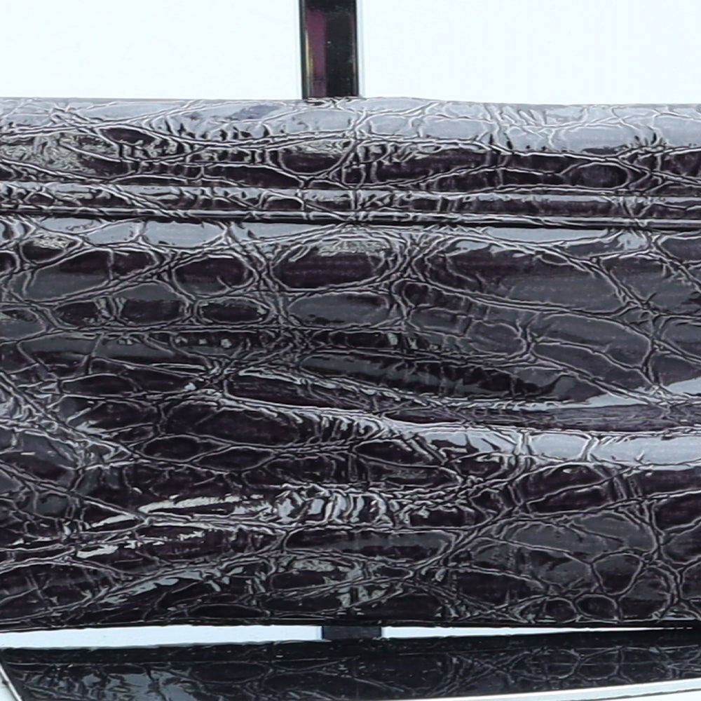 Preworn Womens Purple Polyurethane Clutch Size Small