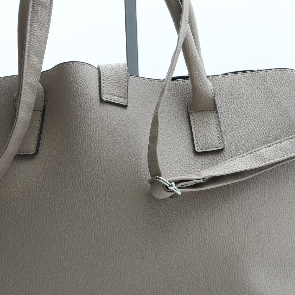 Preworn Womens Beige Polyurethane Hobo Bag Size Large