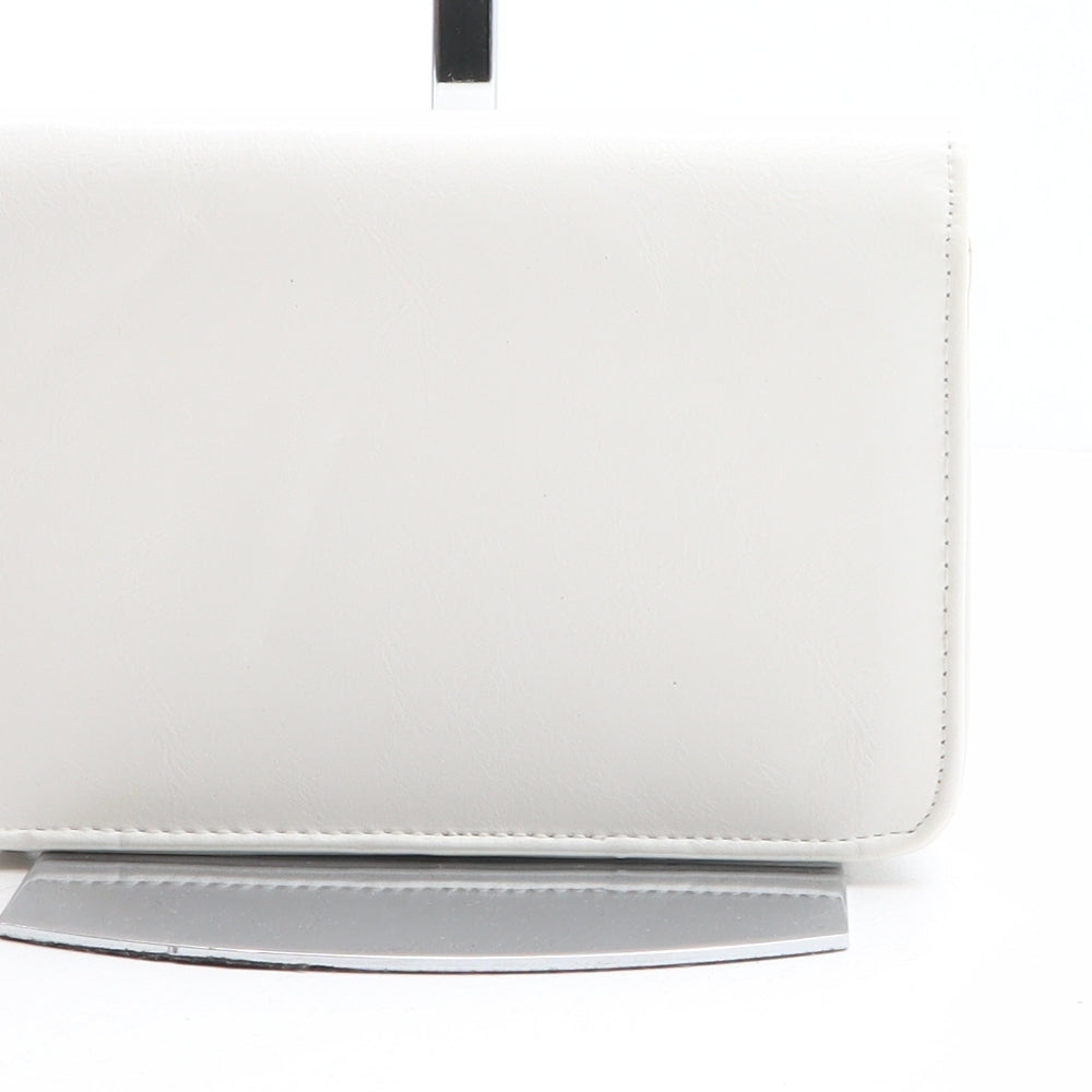 Quiz Womens White Solid Polyurethane Clutch Size Small