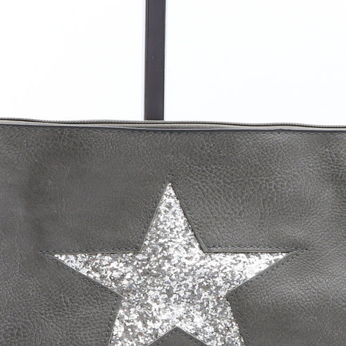 Preworn Womens Grey Geometric Polyurethane Clutch Size Medium - Star Detail