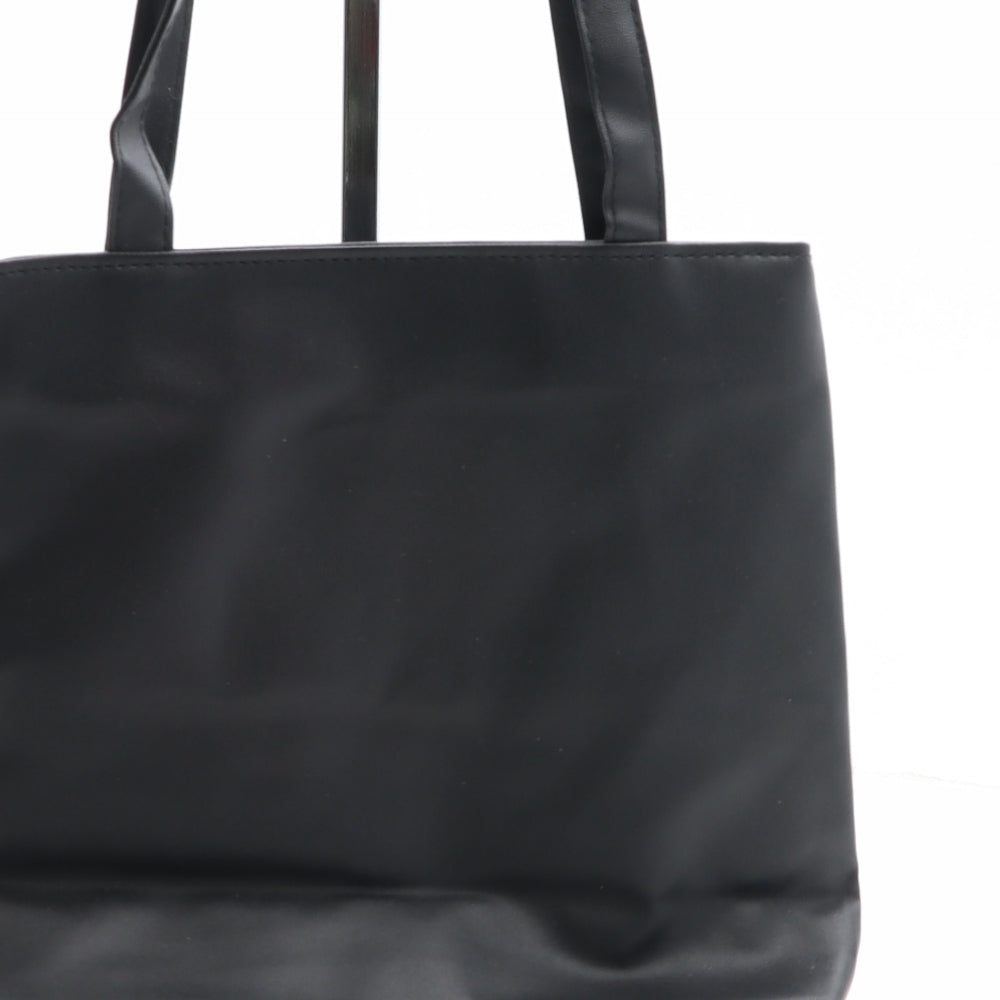 Preworn Womens Black Leather Shoulder Bag Size Medium