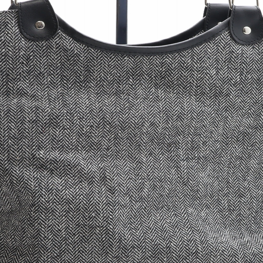 Preworn Womens Grey Herringbone Polyester Shoulder Bag Size Medium - Purse included