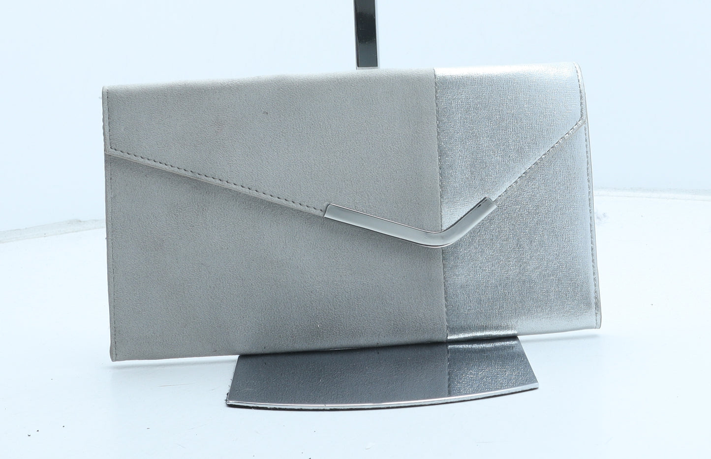 Preworn Womens Silver Polyester Clutch Size Small