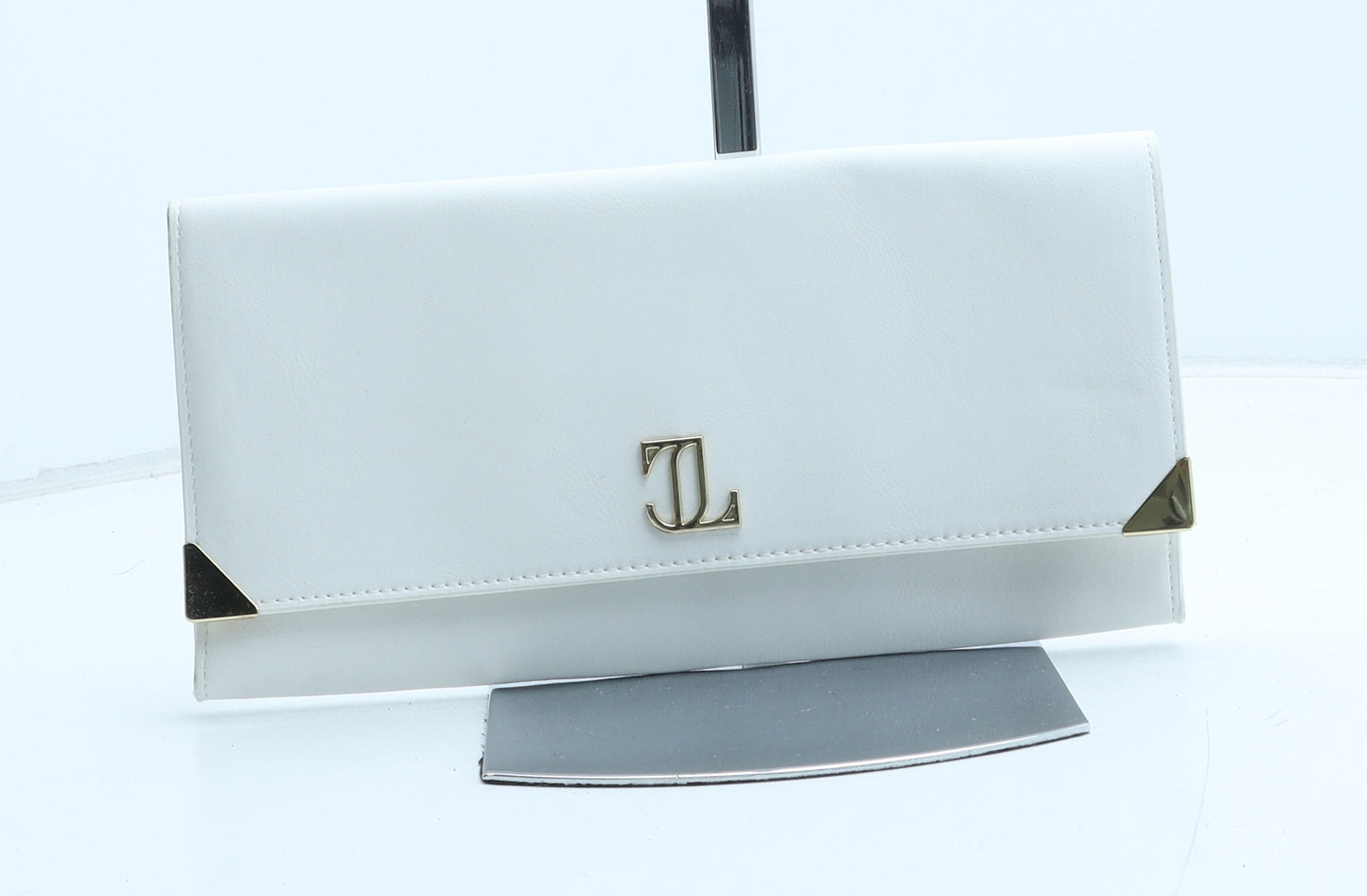 Preworn Womens White Polyurethane Clutch Size Medium