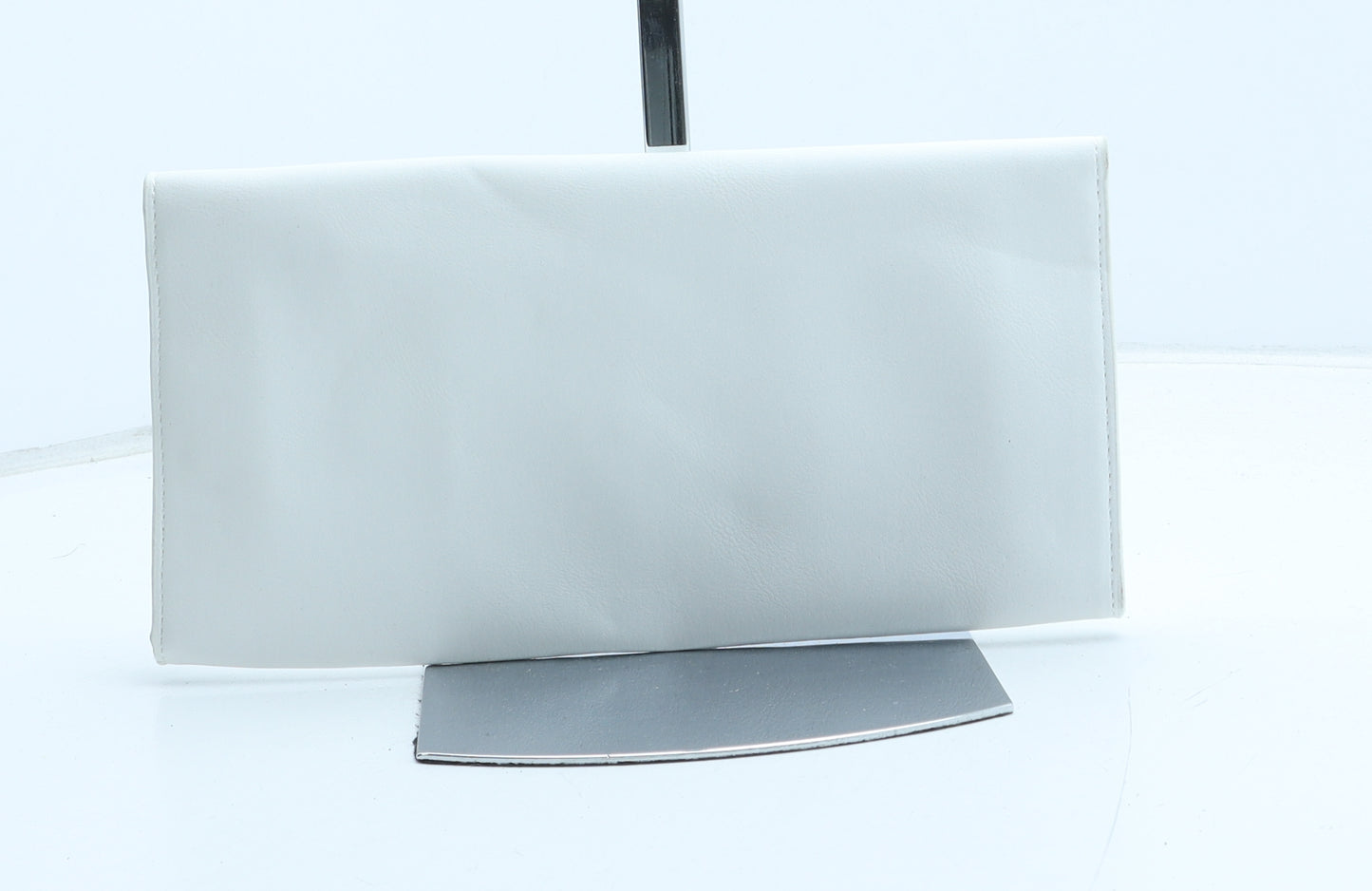 Preworn Womens White Polyurethane Clutch Size Medium