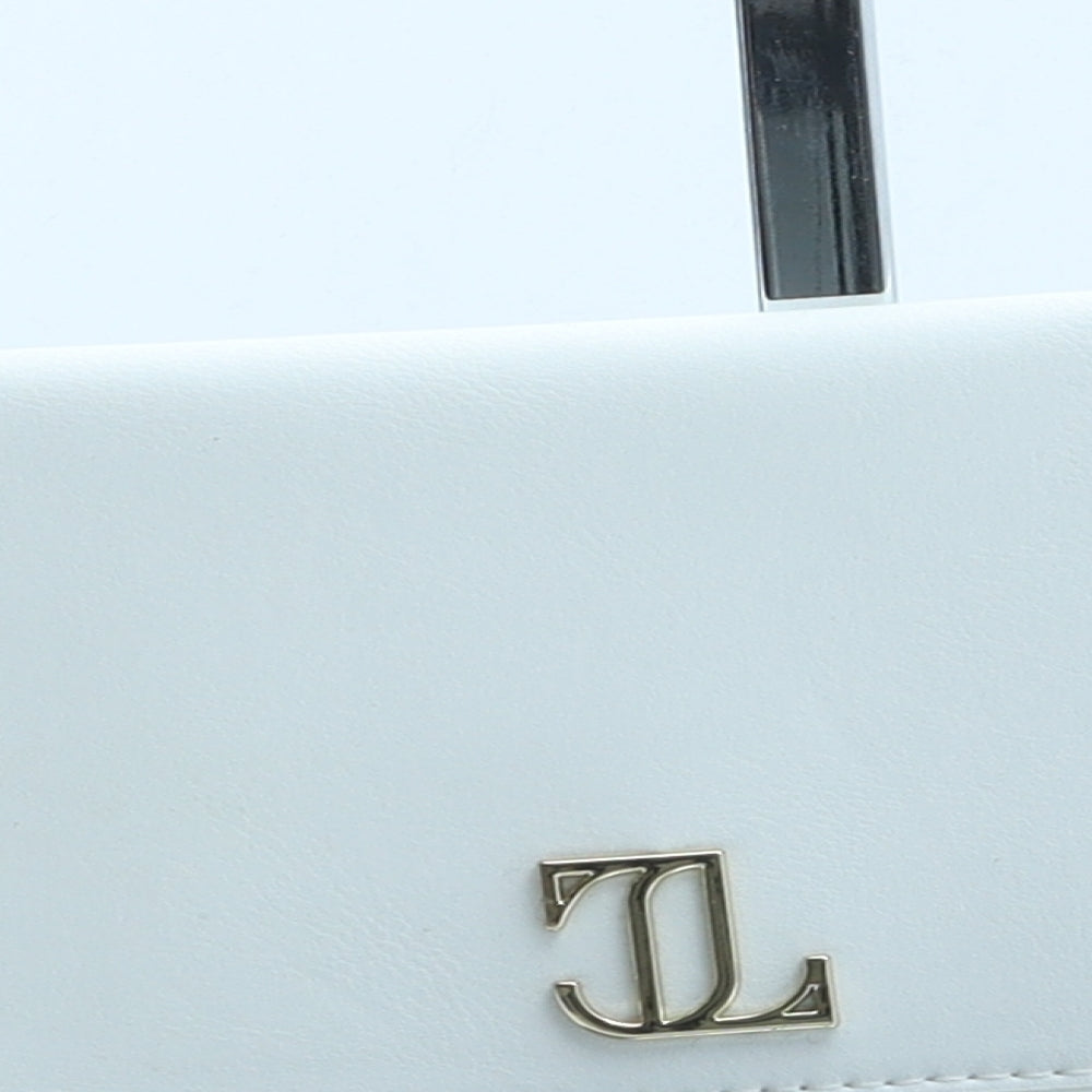 Preworn Womens White Polyurethane Clutch Size Medium