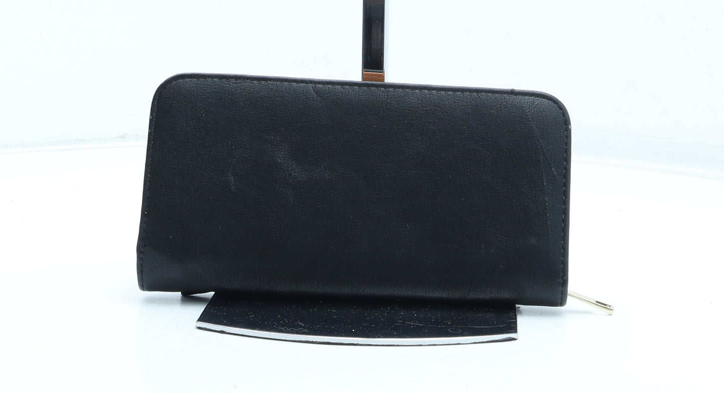 Preworn Womens Black Polyurethane Clutch Size Small