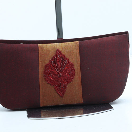 Preworn Womens Red Geometric Polyester Clutch Size Small