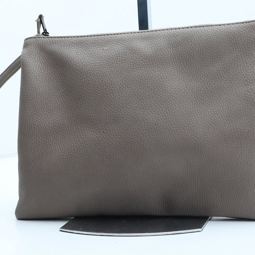 Preworn Womens Brown Polyurethane Clutch Size Medium