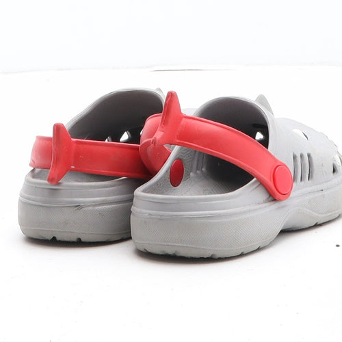 Preworn Boys Grey Synthetic Clog Sandal UK 6 - Shark Detail