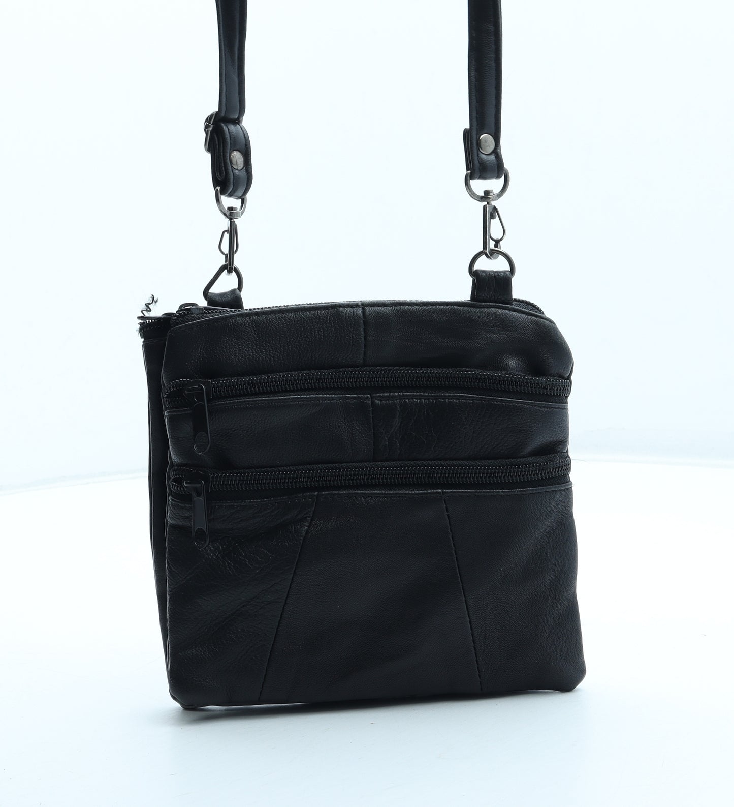 Preworn Womens Black Leather Shoulder Bag Size Small