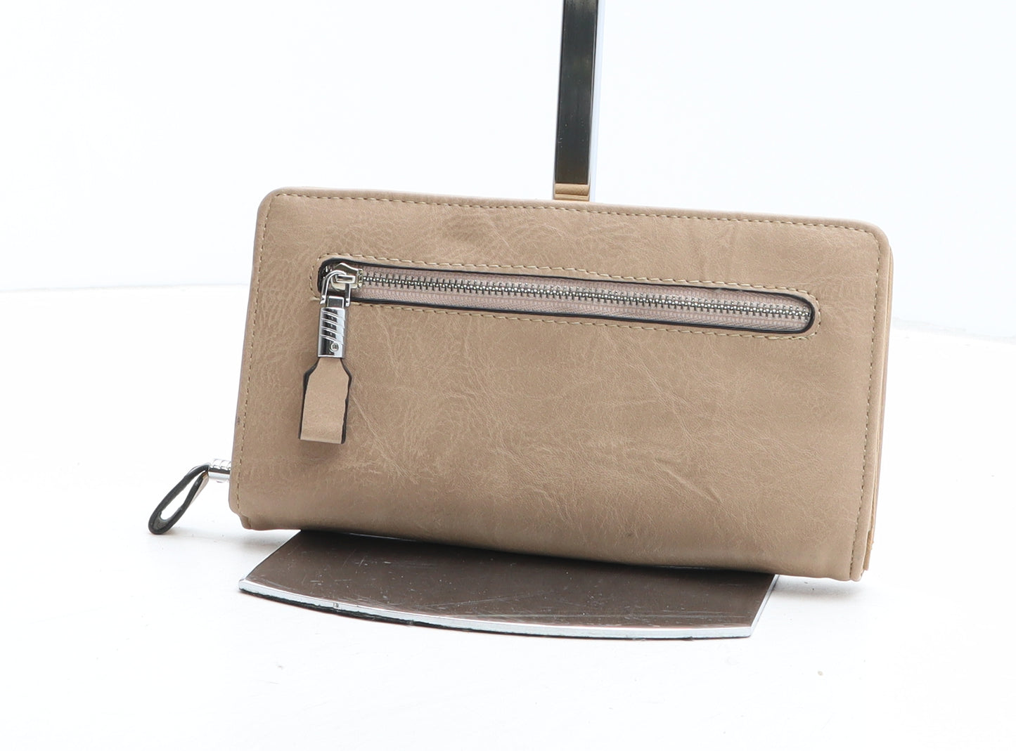 Preworn Womens Beige Polyurethane Bow Tie Wallet Size S