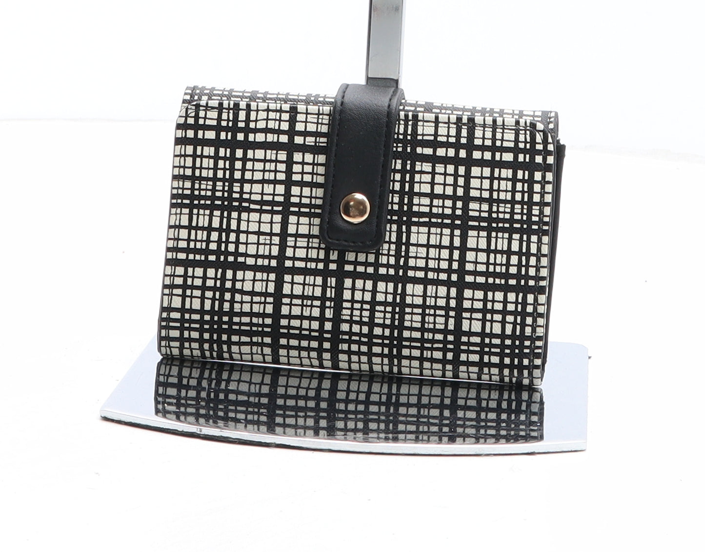 Preworn Womens Black Geometric Polyurethane Bow Tie Wallet Size S