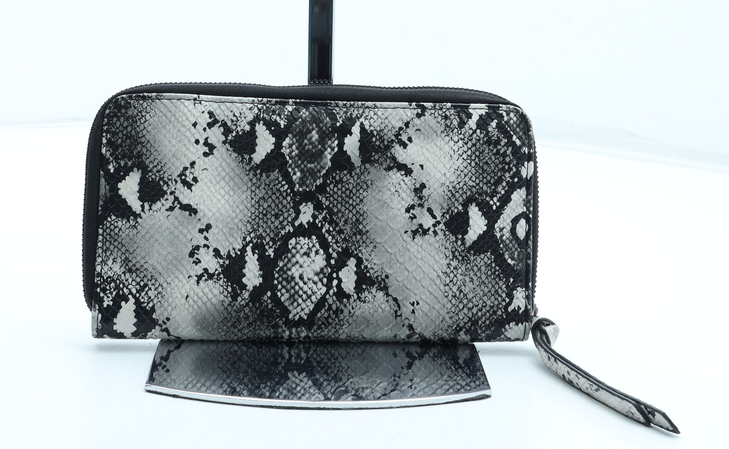 Preworn Womens Black Animal Print Polyurethane Bow Tie Wallet Size M - Snakeskin Pattern