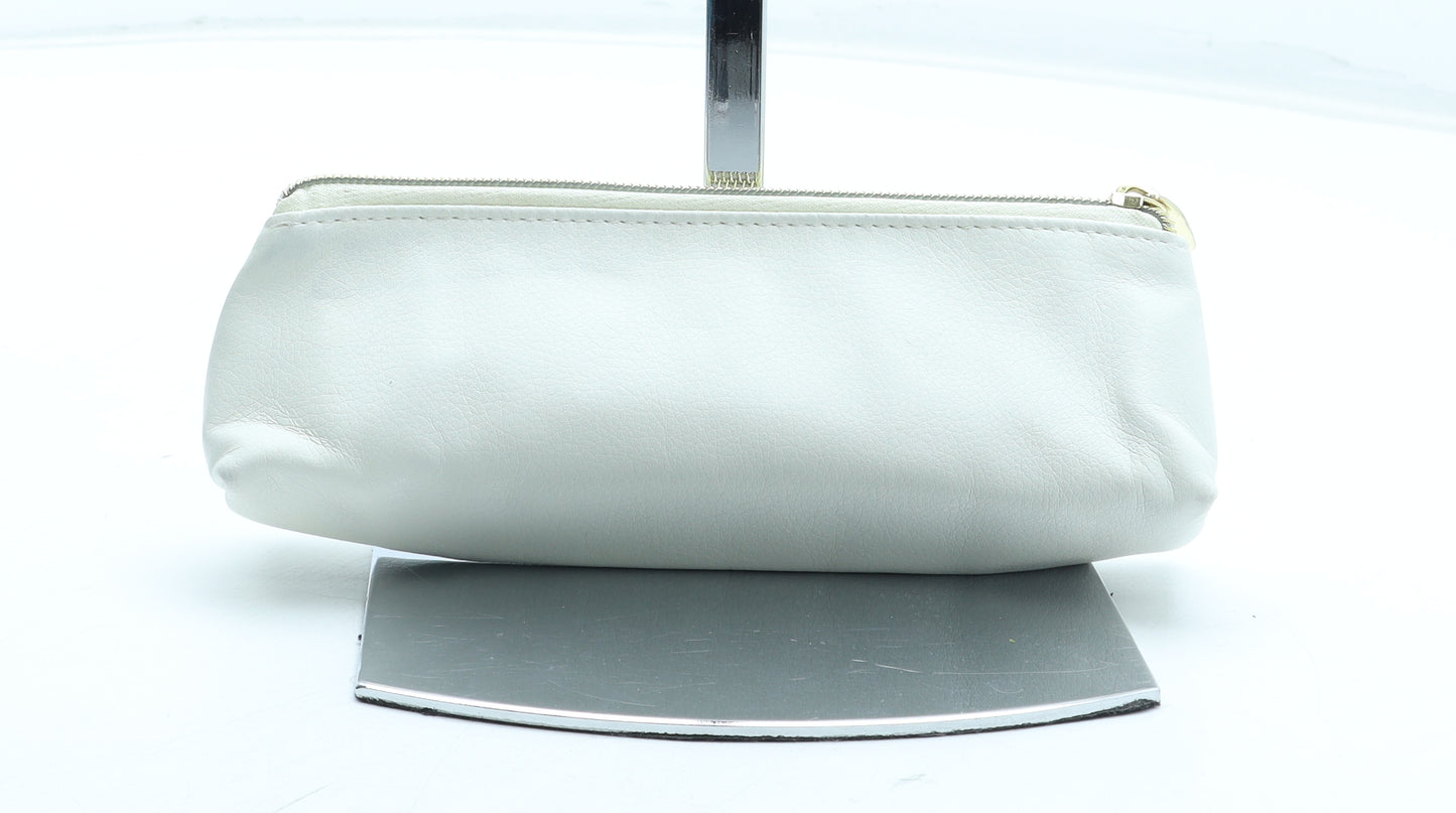 Preworn Womens White Polyurethane Clutch Size Small