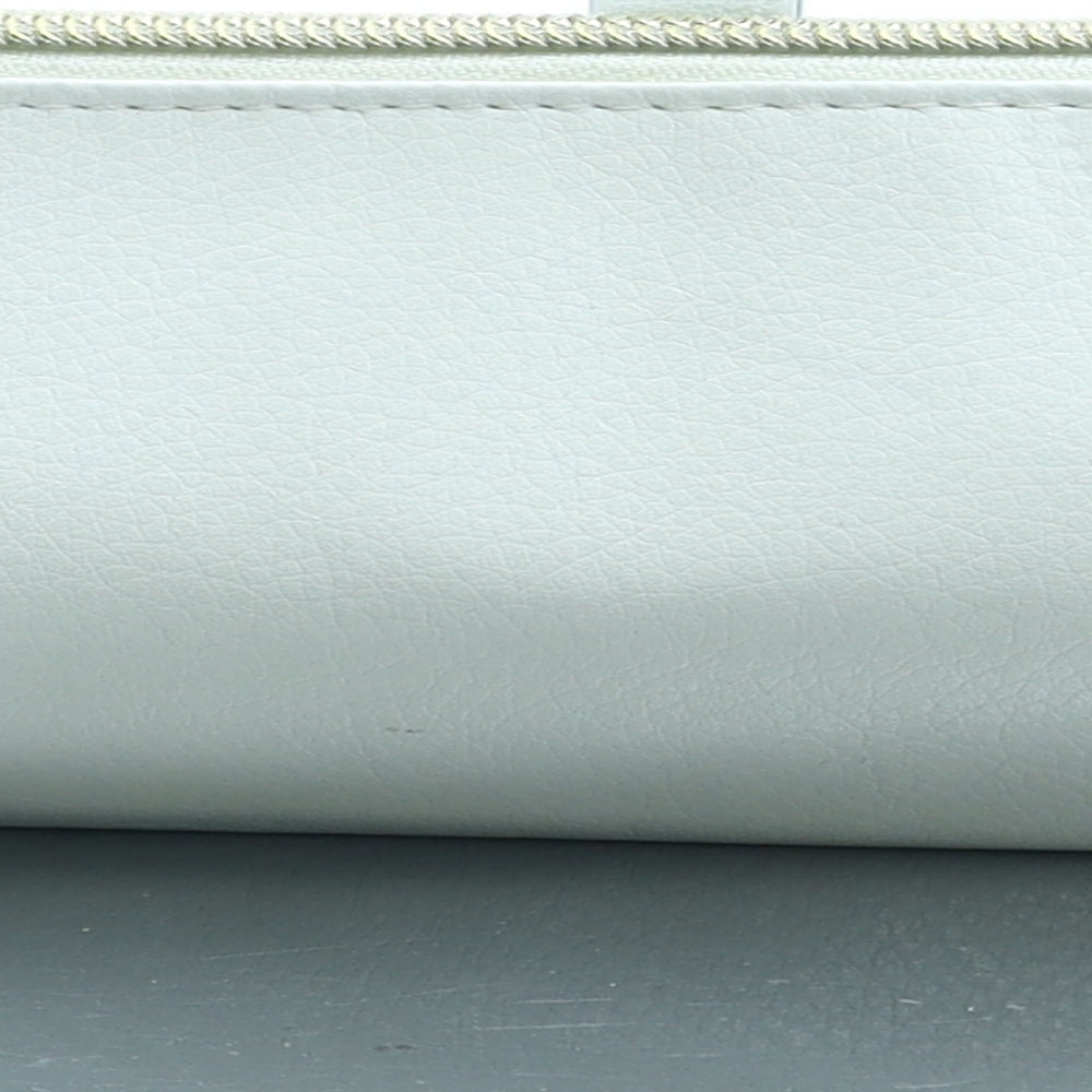 Preworn Womens White Polyurethane Clutch Size Small