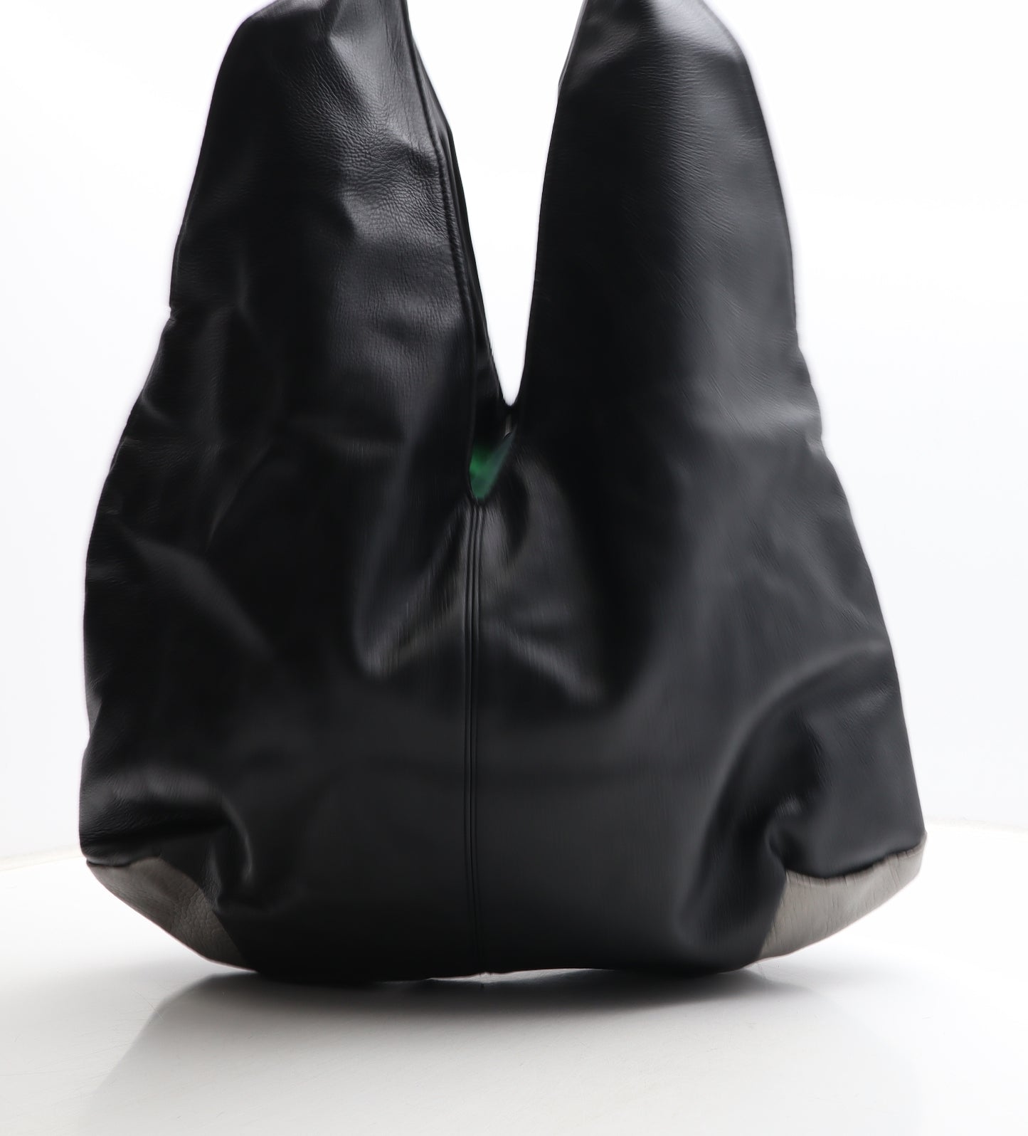 Preworn Womens Black Polyurethane Shoulder Bag Size Extra Large