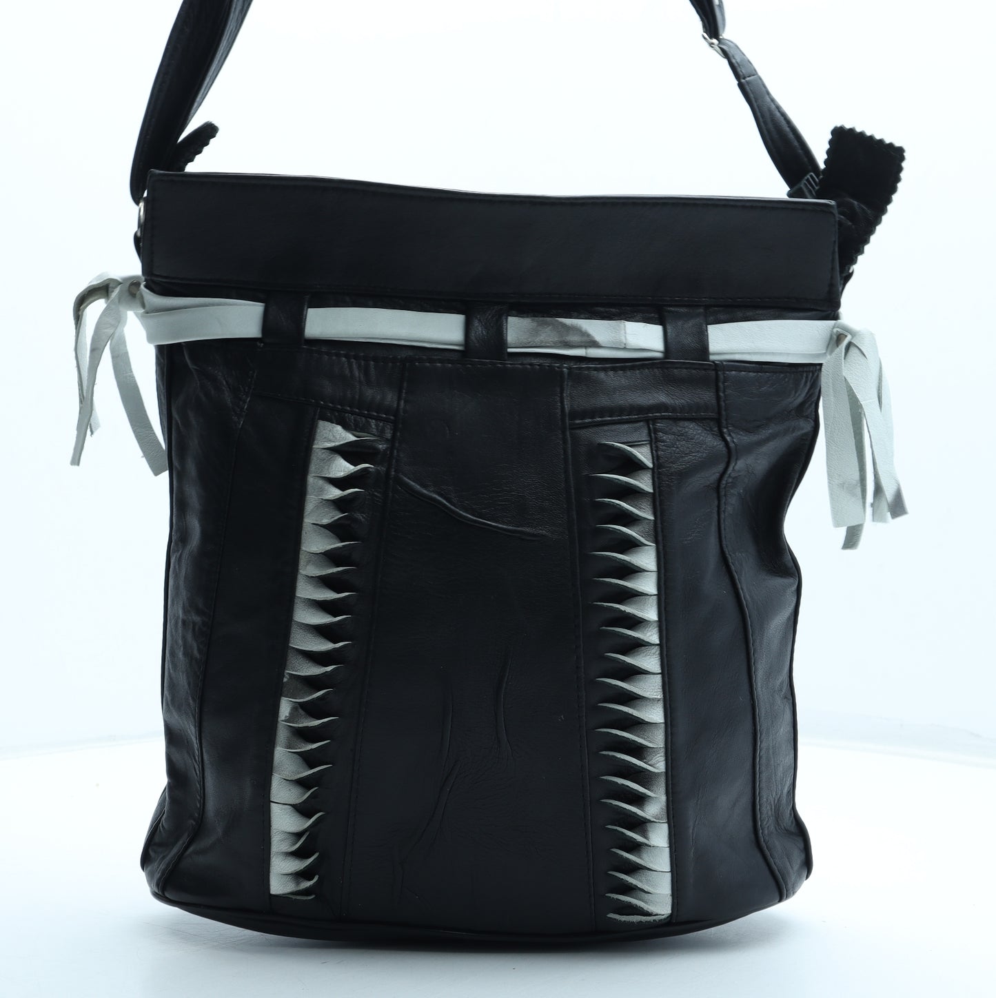 Preworn Womens Black Leather Crossbody Size Medium