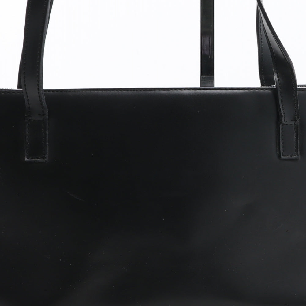 Preworn Womens Black Solid Polyurethane Shoulder Bag Size Medium