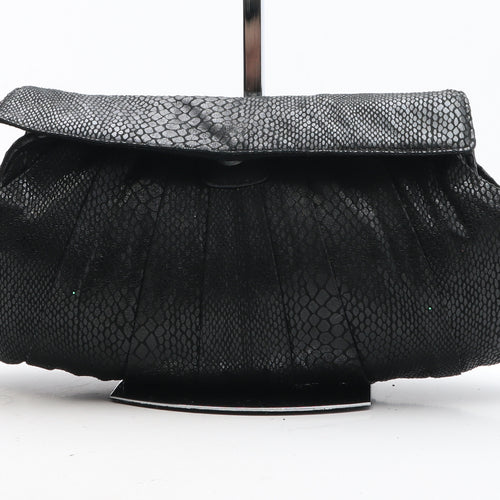 Preworn Womens Black Polyurethane Clutch Size Medium - Snakeskin Pattern