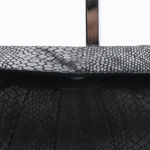 Preworn Womens Black Polyurethane Clutch Size Medium - Snakeskin Pattern