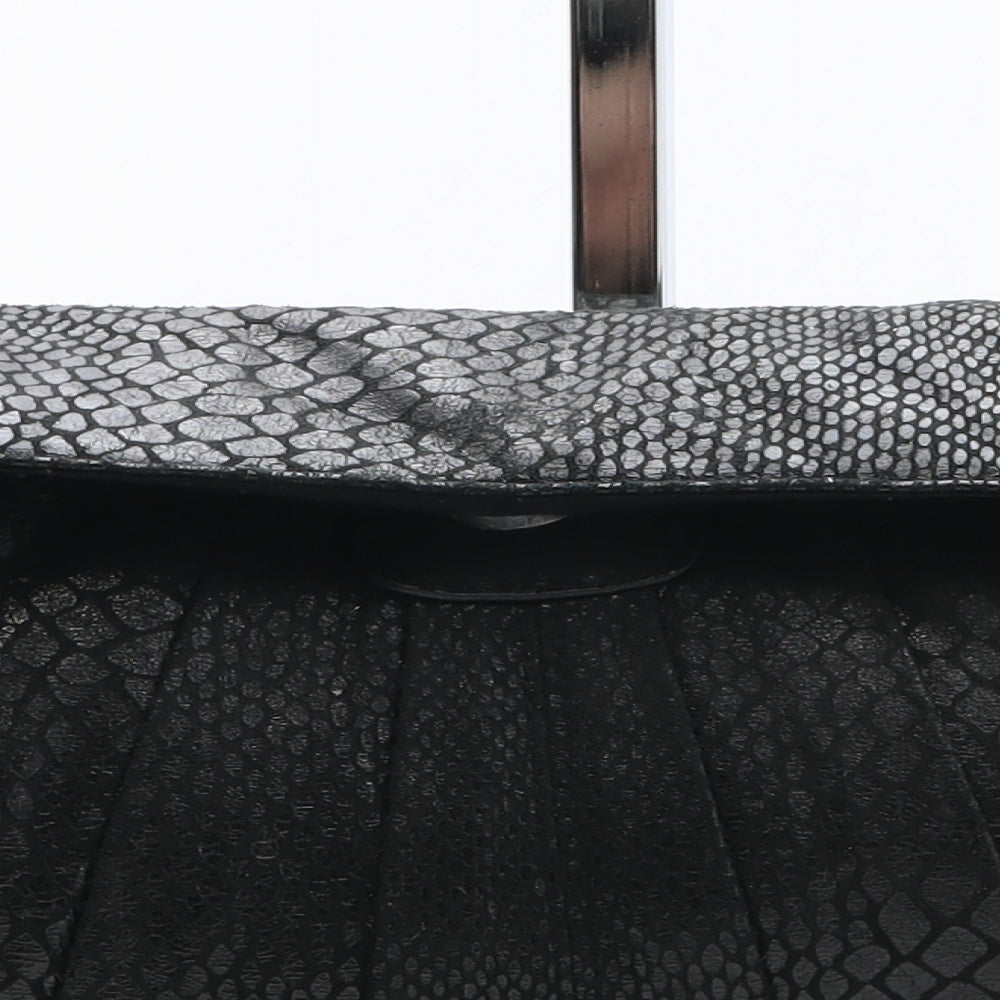 Preworn Womens Black Polyurethane Clutch Size Medium - Snakeskin Pattern