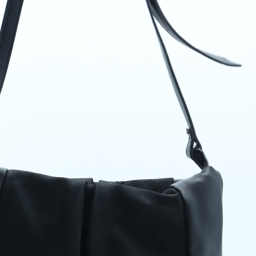 Preworn Womens Black Polyurethane Crossbody Size Medium