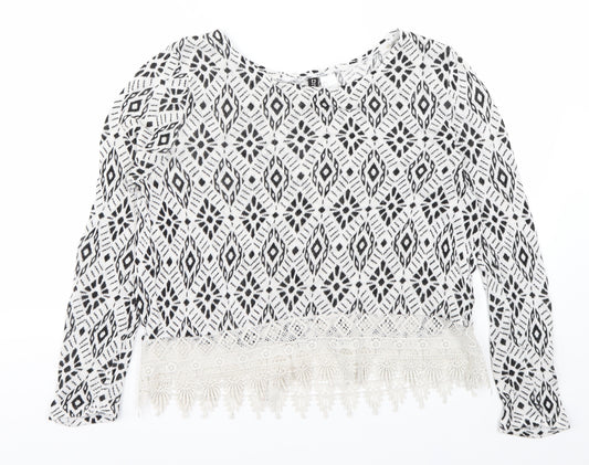 Front view of Divided by H&M women’s white jumper, size S