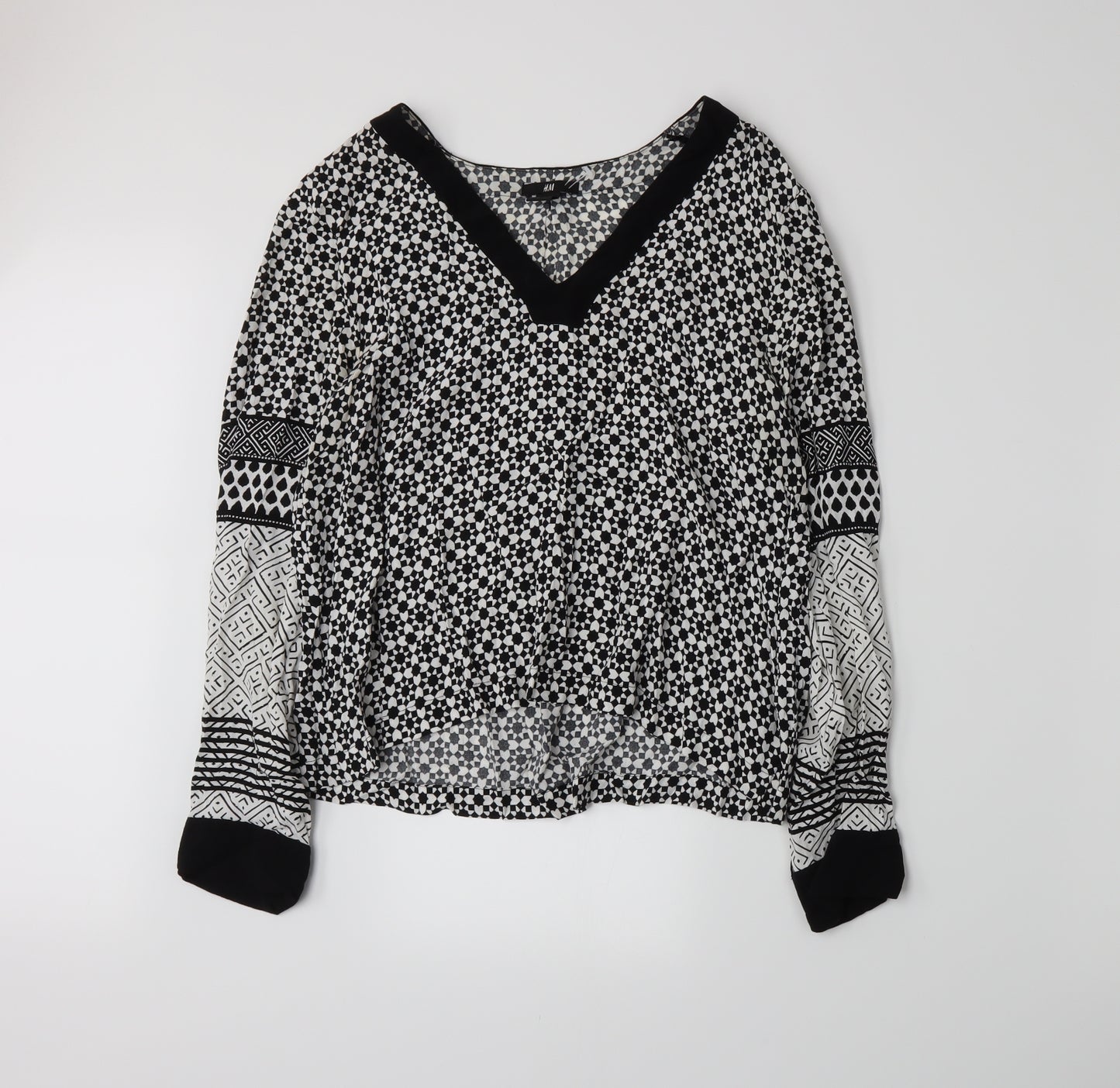 H&M Womens Black Geometric  Basic T-Shirt Size 16