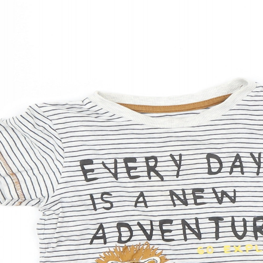 Preworn Boys White Striped  Basic T-Shirt Size 2-3 Years