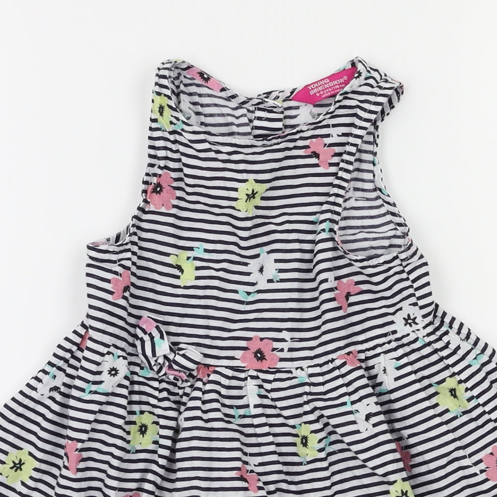 Preworn Girls White Striped  Fit & Flare  Size 5-6 Years