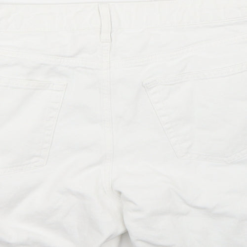Preworn Womens White   Bermuda Shorts Size 32